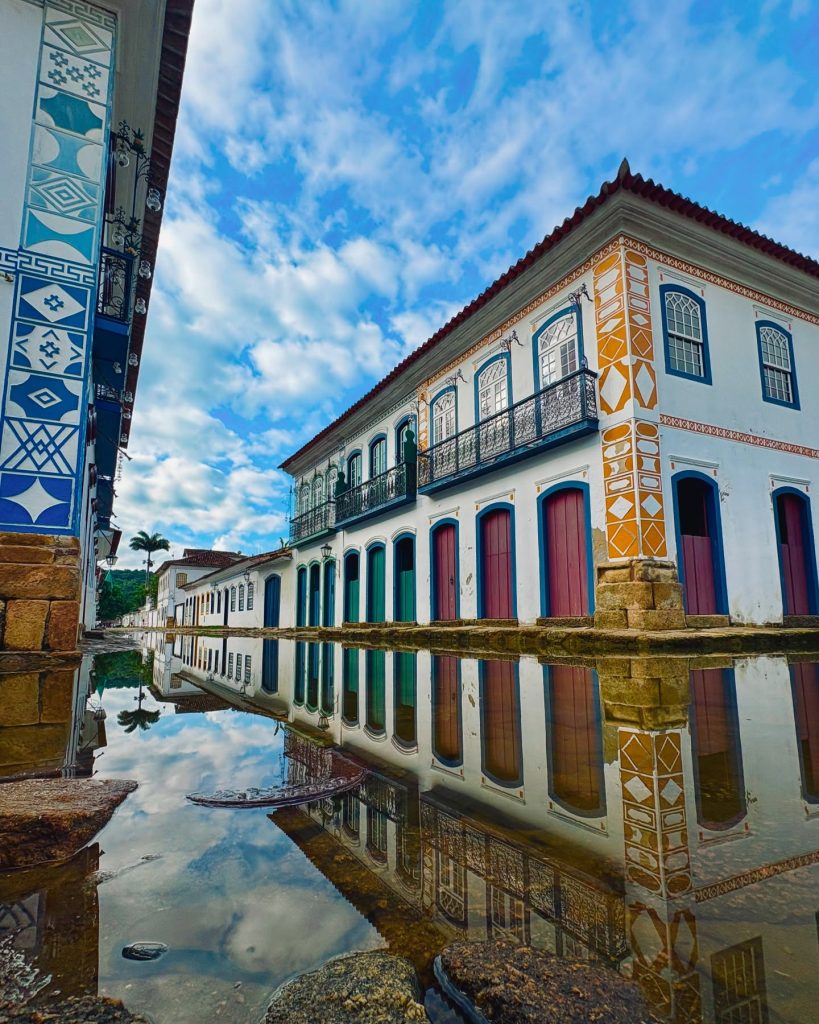 Centro Historico de Paraty, portas coloridas, mercadão